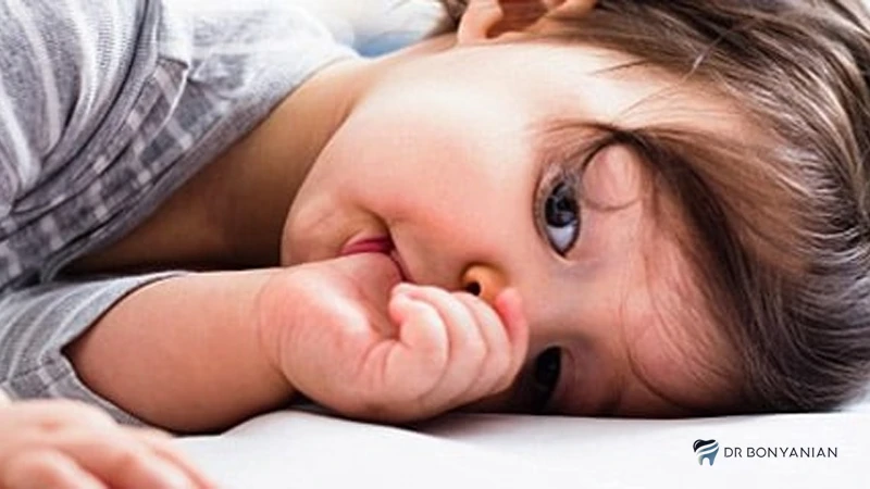دلایل مکیدن انگشت توسط کودک | مکیدن انگشت نوزاد نشانه چیست؟